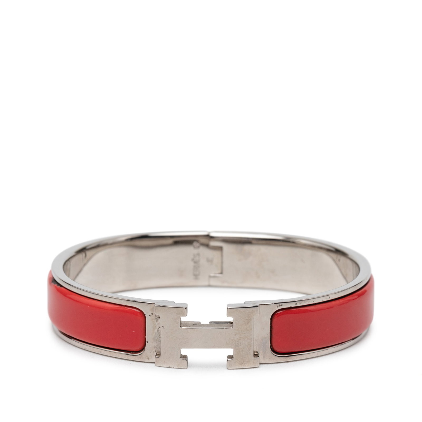 Hermes Clic H PM narrow enamel bracelet in red: Hermes Clic H PM narrow enamel bracelet in red Hermes Narrow Enamel Clic H Bracelet PM with an enamel body and palladium plated metal hardware. This bracelet features the signature H toggle clasp clos