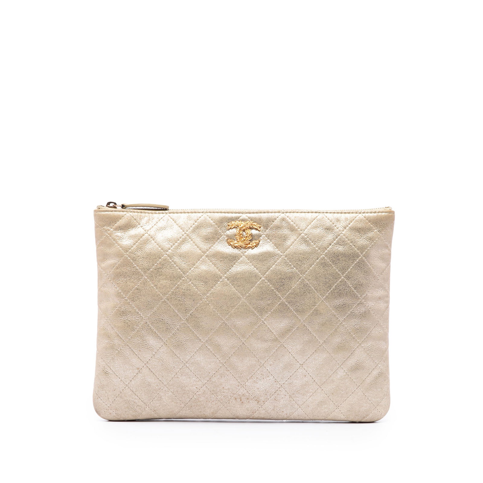 Chanel O Case Medium Clutch in Gold Metallic Quilted Calfskin: Chanel O Case Medium Clutch in Gold Metallic Quilted Calfskin Chanel O Case clutch in metallic quilted calfskin with the Leaves CC design and a top zip closure. Made in Italy, this medium clutch is fi