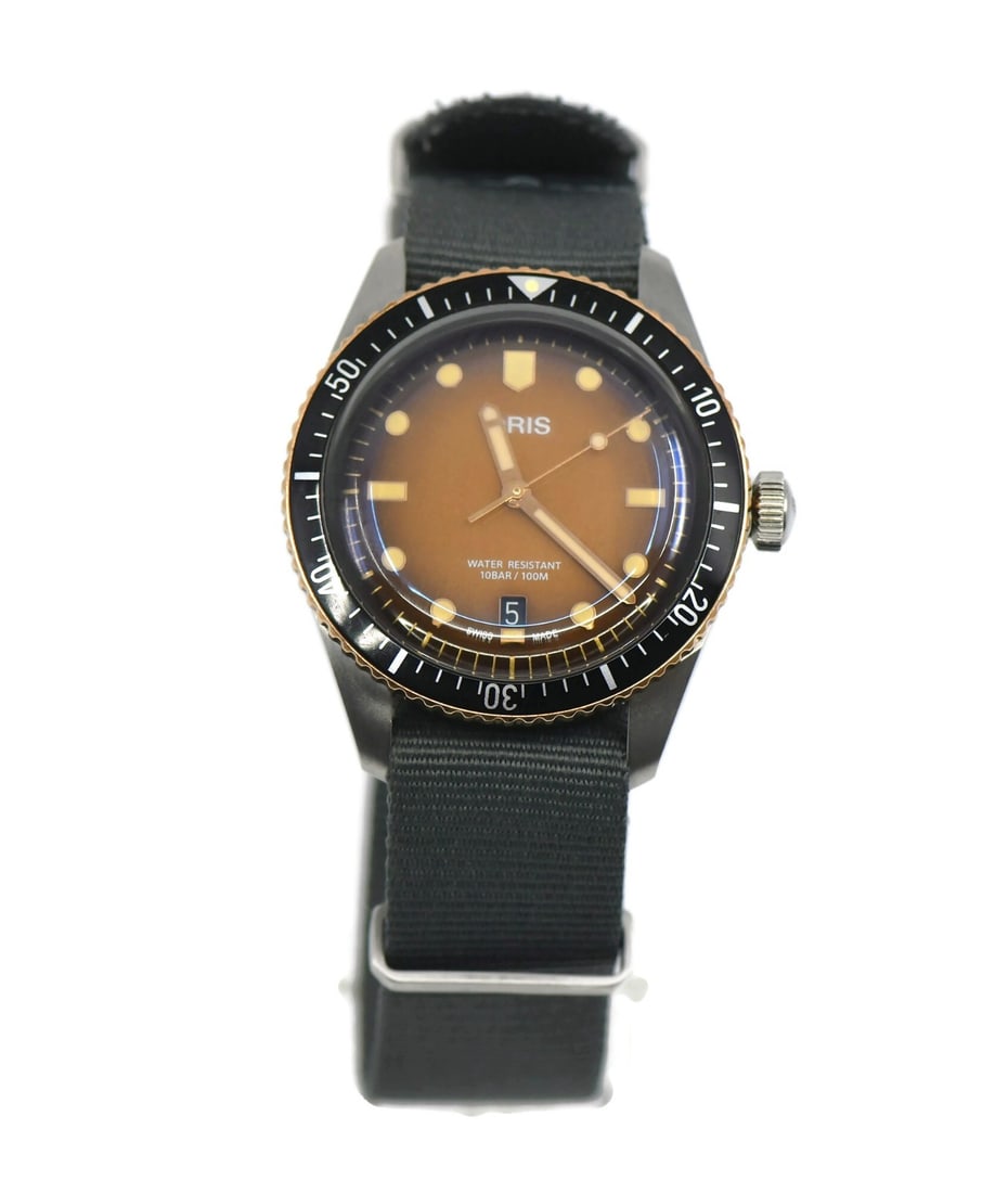 Oris Divers Sixty-Five automatic mens wristwatch ref 7707 with box: Oris Divers Sixty-Five automatic mens wristwatch ref 7707 with box Pre-owned Oris Divers Sixty-Five men's wristwatch with automatic movement and analog display. This diver-style watch features a stain