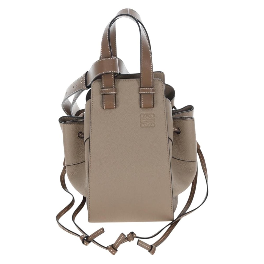 Loewe Hammock Beige Leather Handbag 27cm x 24cm x 13cm: Loewe Hammock Beige Leather Handbag 27cm x 24cm x 13cm A Loewe Hammock handbag in beige leather with a structured silhouette and versatile everyday design. Made in Spain, this piece is in good conditi