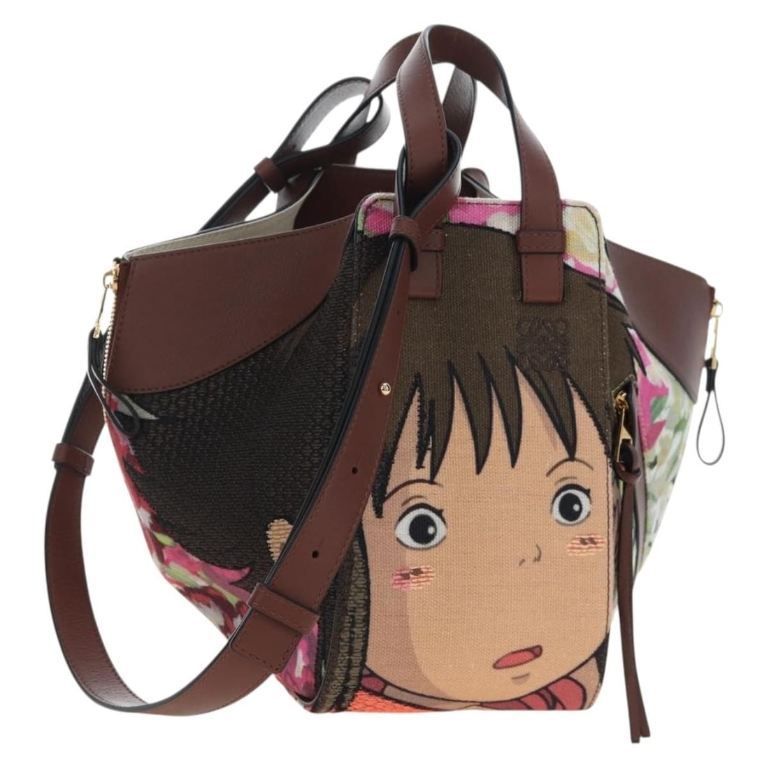 LOEWE Studio Ghibli Spirited Away Small Hammock Hand Bag Brown Canvas: LOEWE Studio Ghibli Spirited Away Small Hammock Hand Bag Brown Canvas LOEWE x Studio Ghibli Spirited Away Hammock Small bag in brown canvas. This women's handbag is made in Spain and includes a dust b
