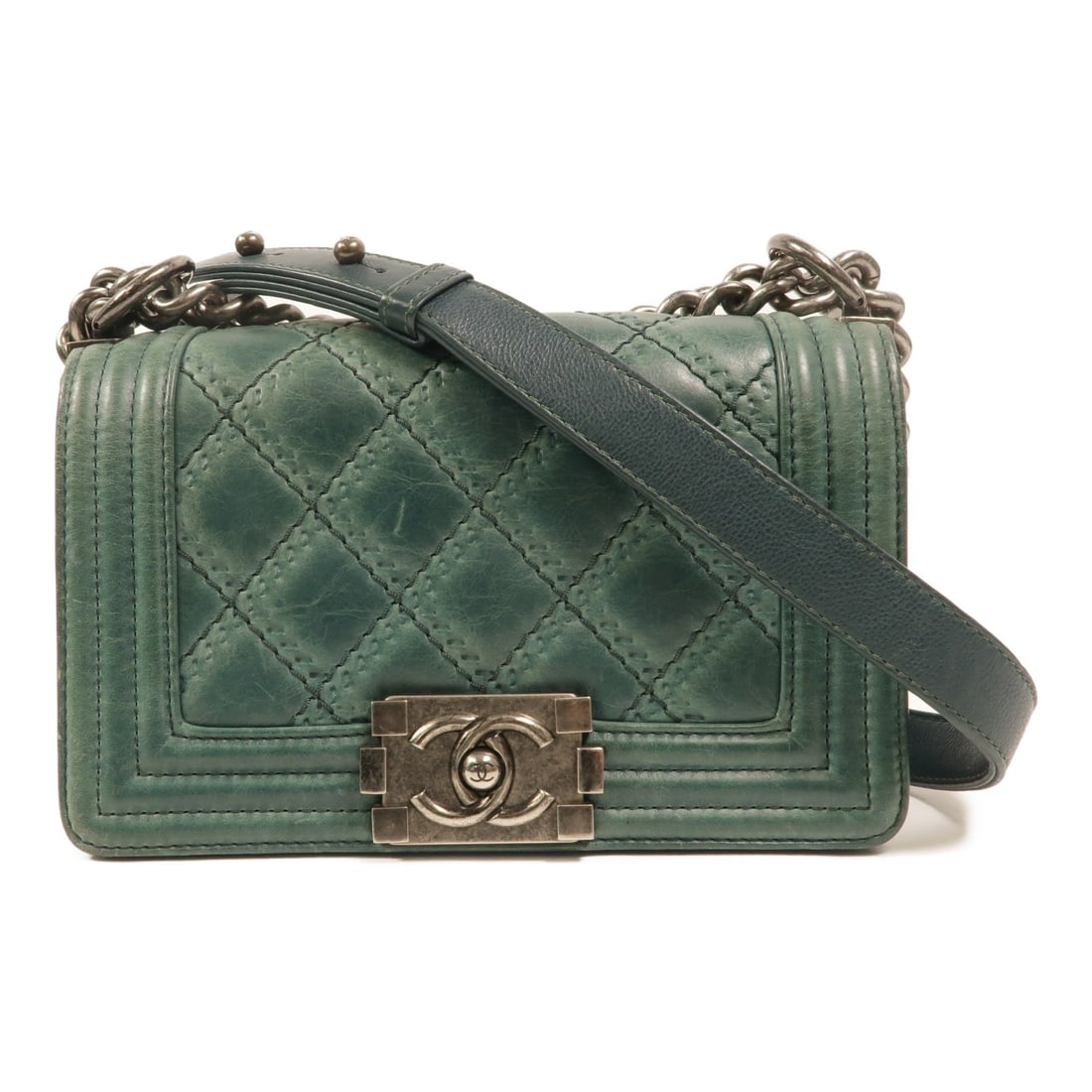 CHANEL Boy 20 A67085 Green Calfskin Chain Shoulder Bag: CHANEL Boy 20 A67085 Green Calfskin Chain Shoulder Bag CHANEL Boy 20 chain shoulder bag in green calfskin leather with CC GHW styling. This women's shoulder bag features a flap design with one open in