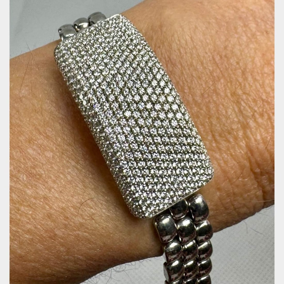 Chopard 18K White Gold Diamond Bracelet 468 Diamonds 5.75 Ct: Chopard 18K White Gold Diamond Bracelet 468 Diamonds 5.75 Ct This exquisite Chopard bracelet is crafted from 18K white gold and adorned with 468 dazzling diamonds, totaling approximately 5.75 carats. 