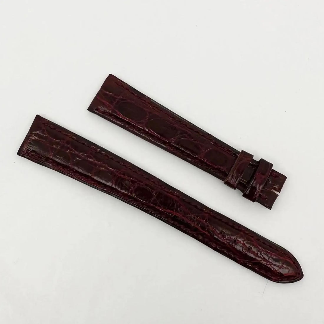 Bvlgari 18mm Red Alligator Leather Two-Piece Watch Strap 100101096: Bvlgari 18mm Red Alligator Leather Two-Piece Watch Strap 100101096 Elevate your timepiece with this exquisite Bvlgari wristwatch band. Crafted from luxurious red alligator leather, this two-piece stra