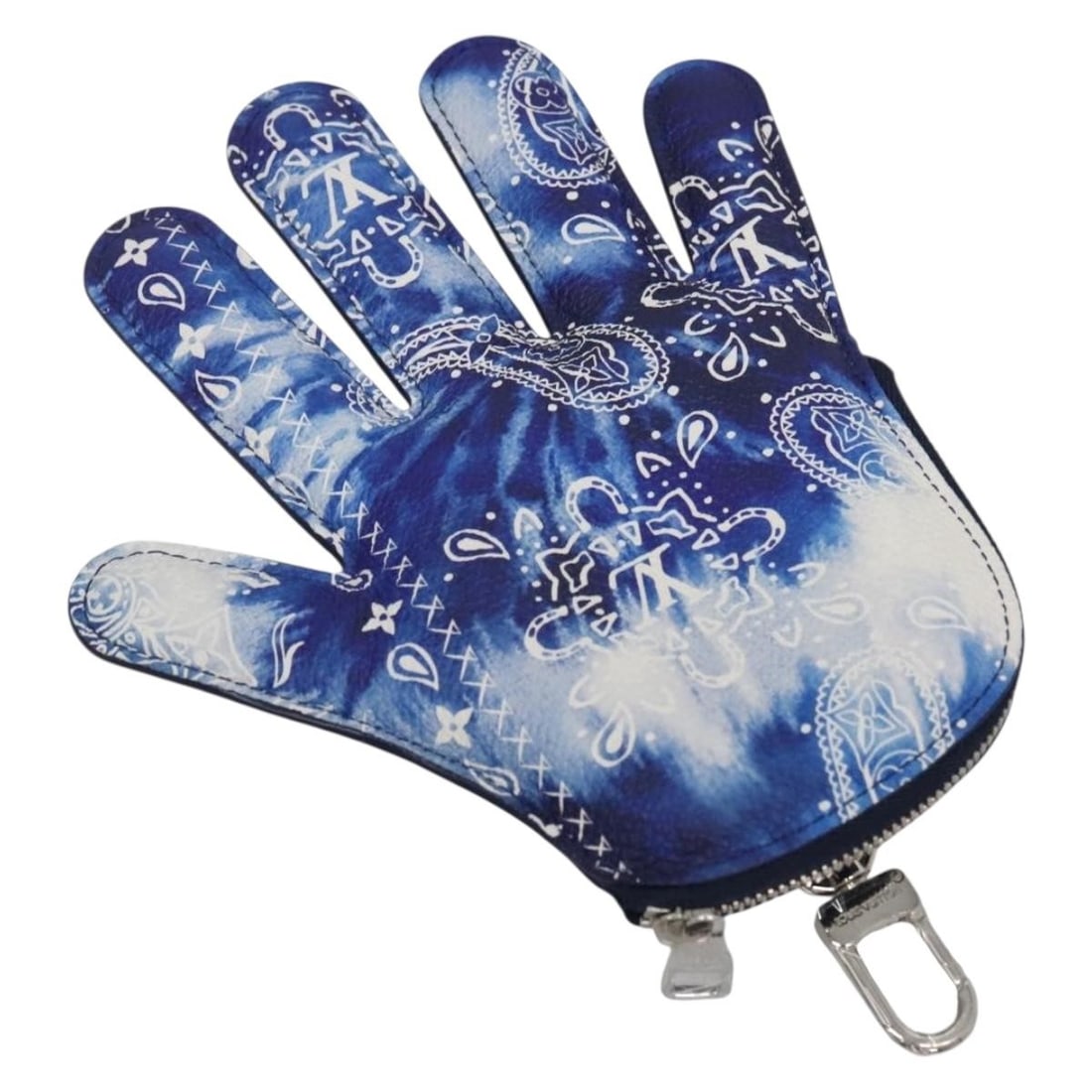 Louis Vuitton M81410 Monogram Bandana pouch in white blue: Louis Vuitton M81410 Monogram Bandana pouch in white blue Louis Vuitton Monogram Bandana HIGH 5 pouch in white and blue. Made in France, this women's pouch includes a dust bag. The exterior and interi