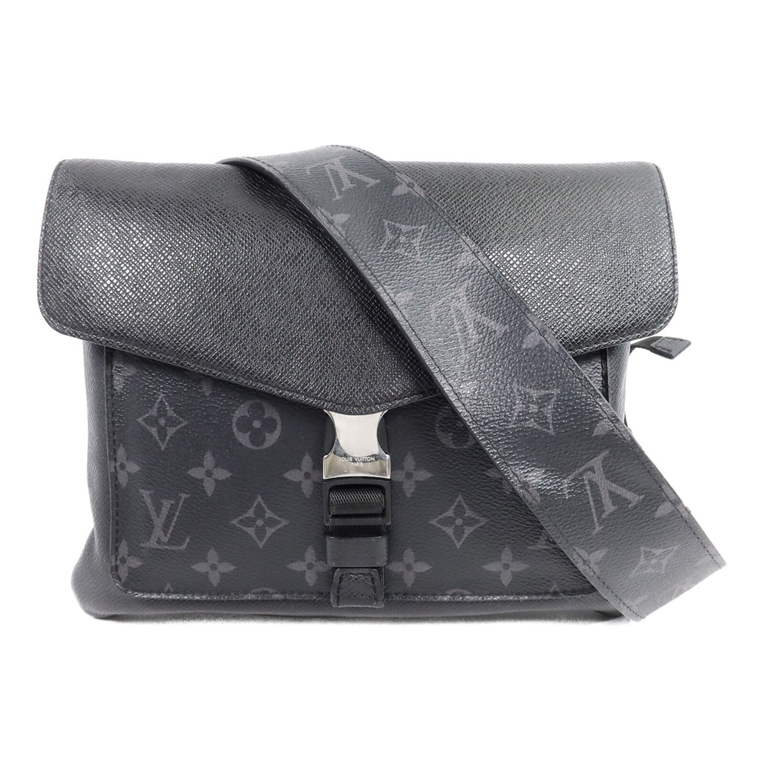 Louis Vuitton M30413 Taigarama Outdoor Flap Shoulder Bag Black: Louis Vuitton M30413 Taigarama Outdoor Flap Shoulder Bag Black Louis Vuitton Outdoor Flap Messenger shoulder bag in black Taigarama and PVC coated canvas. This men's bag features a flap design with bo
