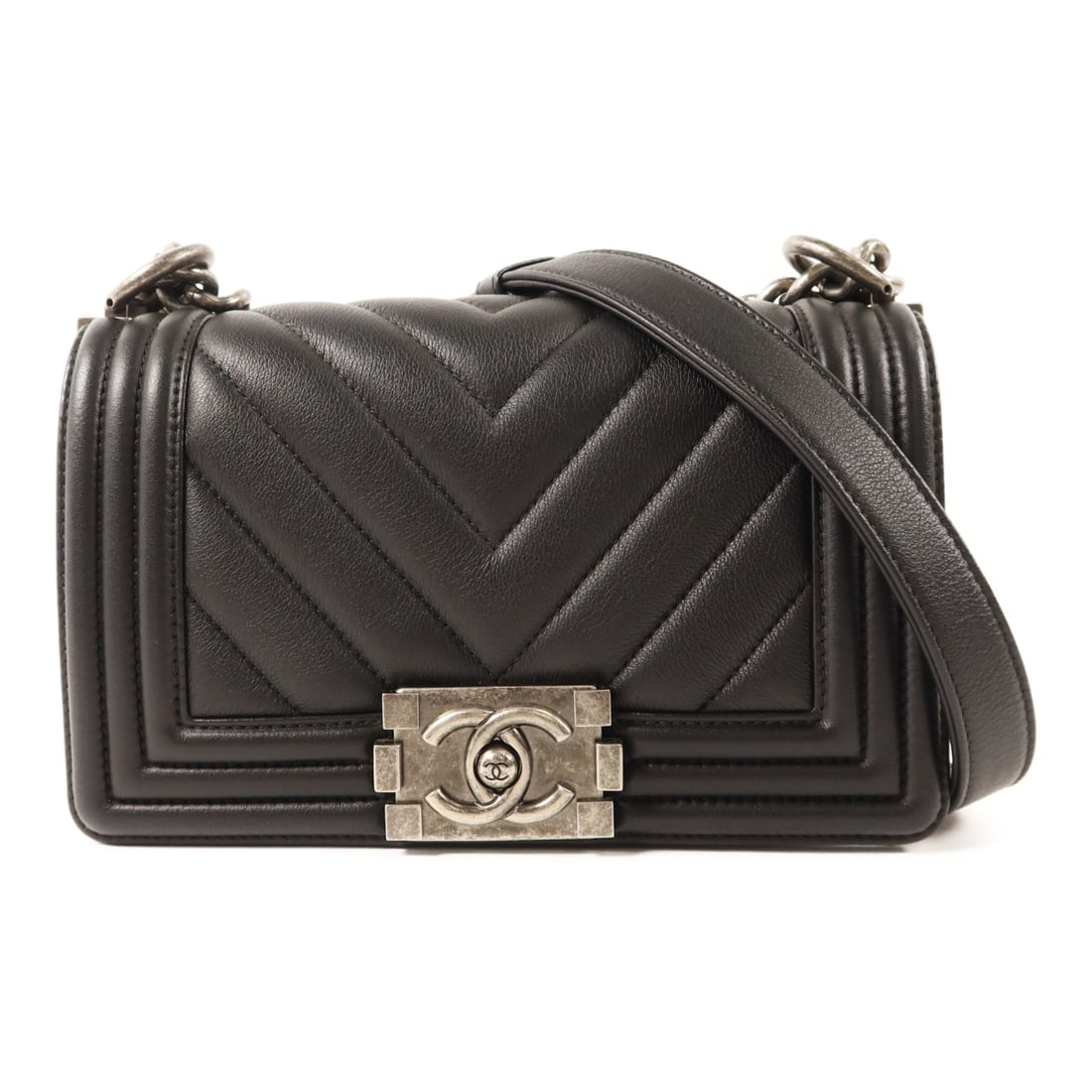 CHANEL Boy 20 A67085 Shoulder Bag Black Calfskin CC Chain: CHANEL Boy 20 A67085 Shoulder Bag Black Calfskin CC Chain CHANEL CC Boy 20 chain shoulder bag in black calfskin leather with a flap design and chain shoulder strap. The interior includes one open pock