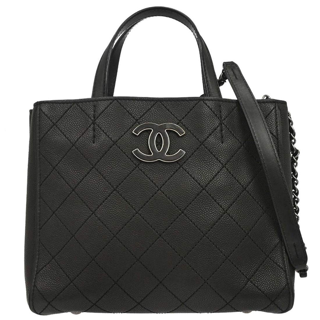 CHANEL Hamptons 2way tote bag in black caviar leather: CHANEL Hamptons 2way tote bag in black caviar leather Chanel Hamptons 2-way tote handbag in black caviar skin leather with matelasse quilting, a zip closure, logo accents, and chain shoulder strap. Th