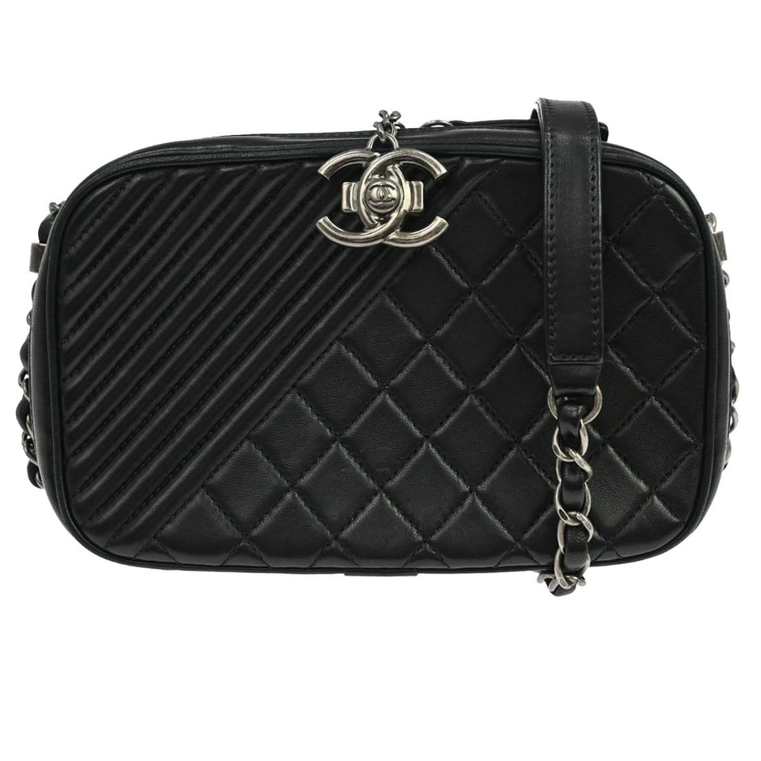 Chanel Coco Boy Camera Bag Black Leather 24cm: Chanel Coco Boy Camera Bag Black Leather 24cm Chanel Coco Boy Camera bag in black quilted leather. Made in Italy, this women's bag is presented in very good condition, with light scuffs and light scra