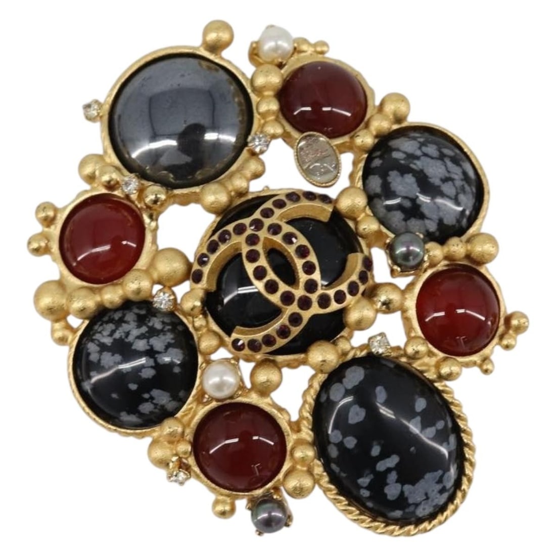CHANEL CC Gold Tone Metal Brooch Made in France: CHANEL CC Gold Tone Metal Brooch Made in France Authentic CHANEL CC brooch in gold-tone metal, made in France. This women's brooch includes the item box. Condition is heavily used, with slight rubbing