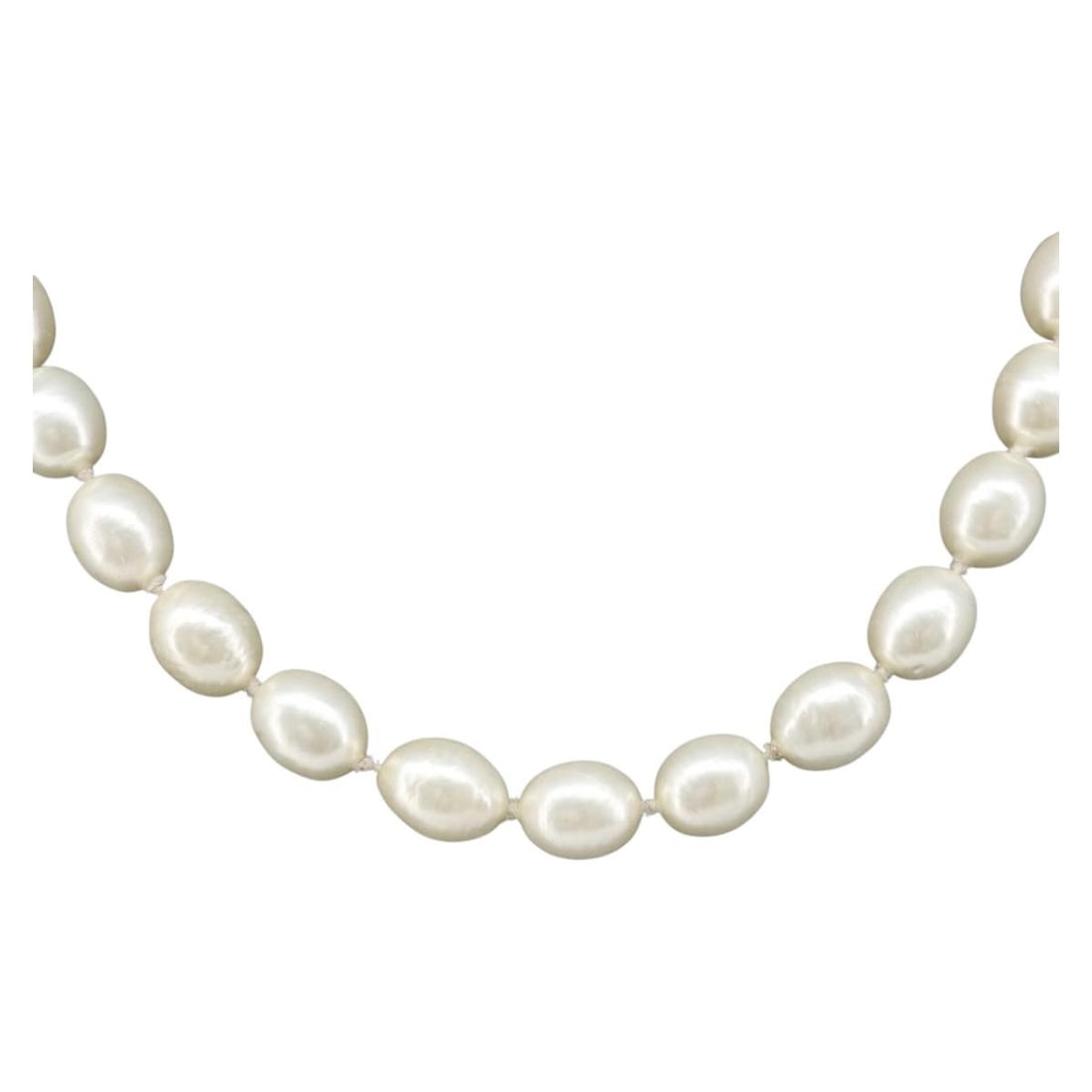 CHANEL CC Faux Pearl Gold White Metal Necklace France: CHANEL CC Faux Pearl Gold White Metal Necklace France Chanel pearl necklace in gold and white metal, made in France. This women's necklace has a classic CC design and is offered in heavily used condit