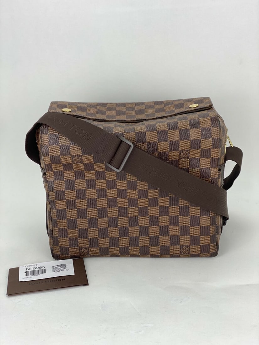 Louis Vuitton Naviglio shoulder bag in Damier Ebene coated canvas: Louis Vuitton Naviglio shoulder bag in Damier Ebene coated canvas This Louis Vuitton Naviglio Shoulder Messenger Bag features the iconic Damier Ebene canvas design, exuding timeless sophistication. Th