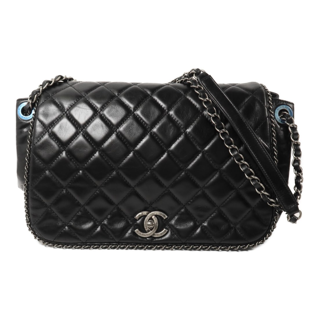 CHANEL CC black calfskin shoulder bag with silver tone chain: CHANEL CC black calfskin shoulder bag with silver tone chain Chanel CC chain shoulder bag in black calfskin leather with silver-tone hardware. This women's shoulder bag features a turn-lock closure, a
