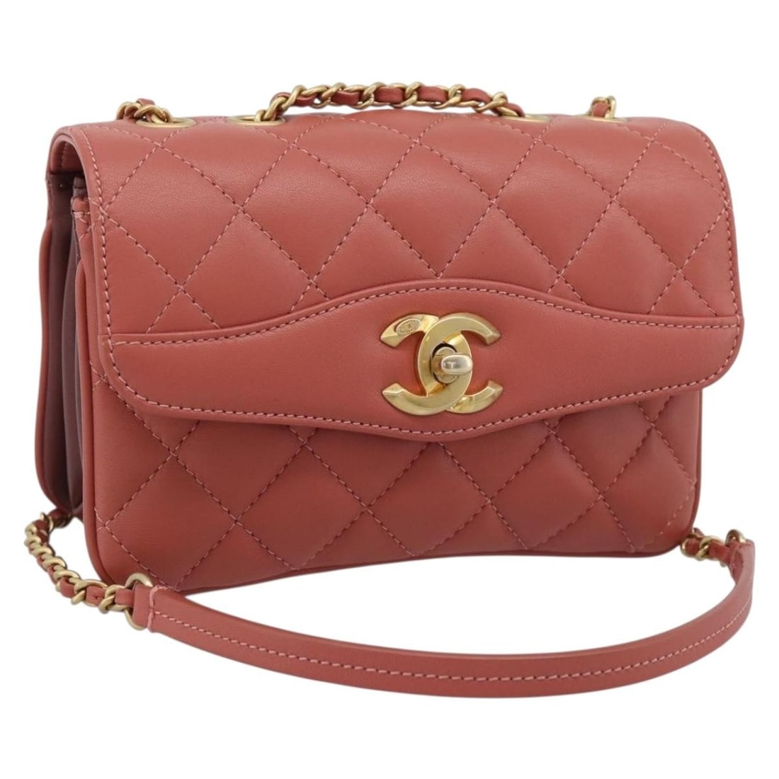 CHANEL Matelasse Lamb Skin Shoulder Bag Pink Gold CC: CHANEL Matelasse Lamb Skin Shoulder Bag Pink Gold CC CHANEL Matelasse chain shoulder bag in pink and gold, crafted from leather and lamb skin. This women's shoulder bag is made in Italy and comes with