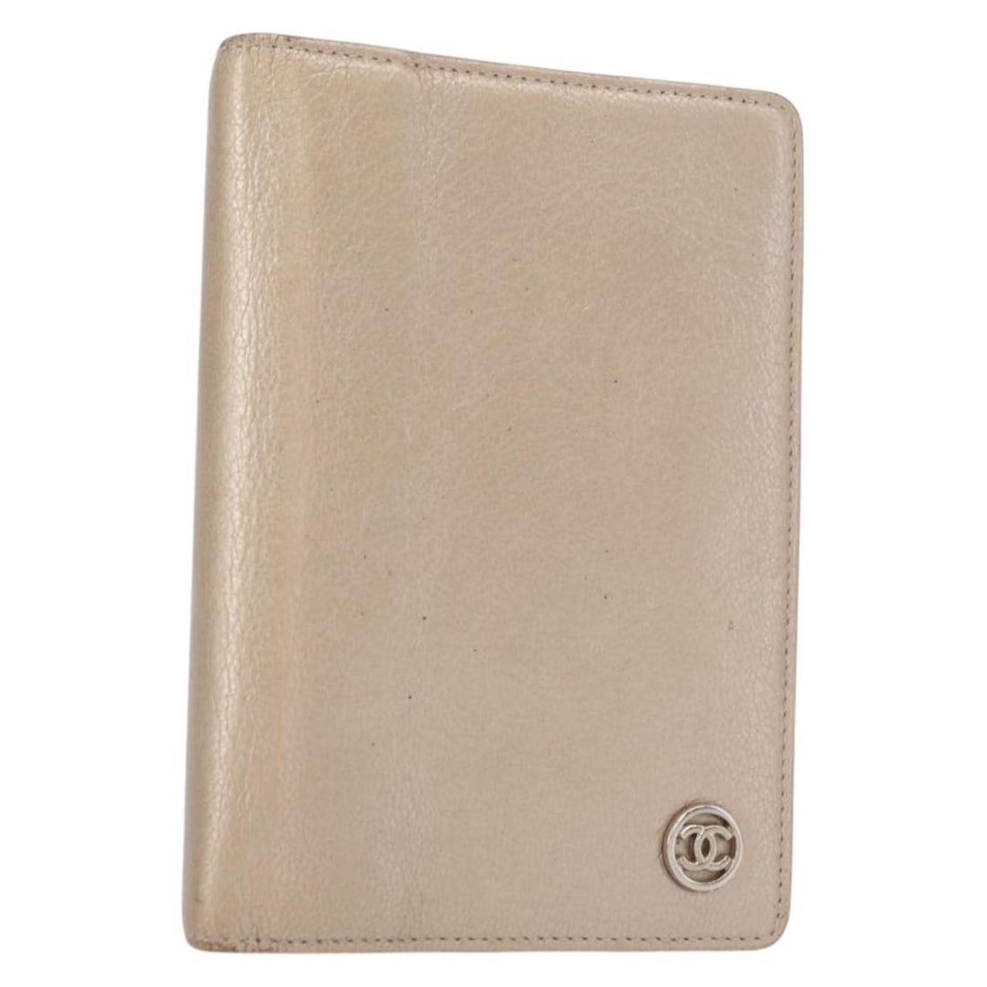 CHANEL Leather Day Planner Cover Beige Gold CC Italy: CHANEL Leather Day Planner Cover Beige Gold CC Italy Authentic CHANEL day planner cover in beige leather with gold-tone CC detailing. Made in Italy, this women's accessory includes the guarantee card.