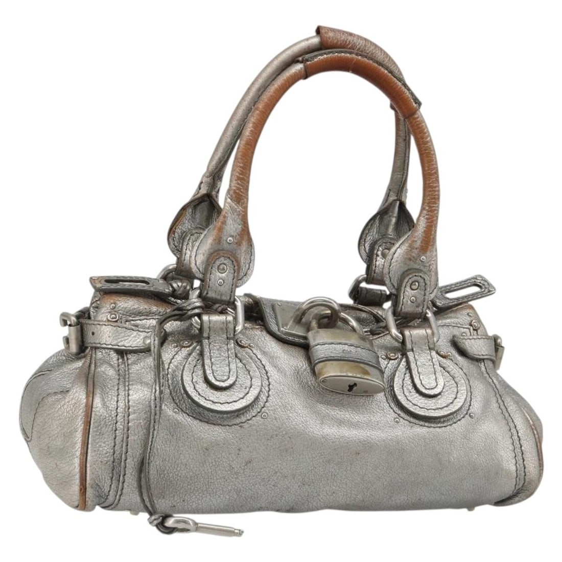 Chloe silver leather handbag made in Italy: Chloe silver leather handbag made in Italy Chloe Paddington handbag in silver leather, made in Italy. This women's handbag has a heavily used condition with visible wear throughout, including an out-o
