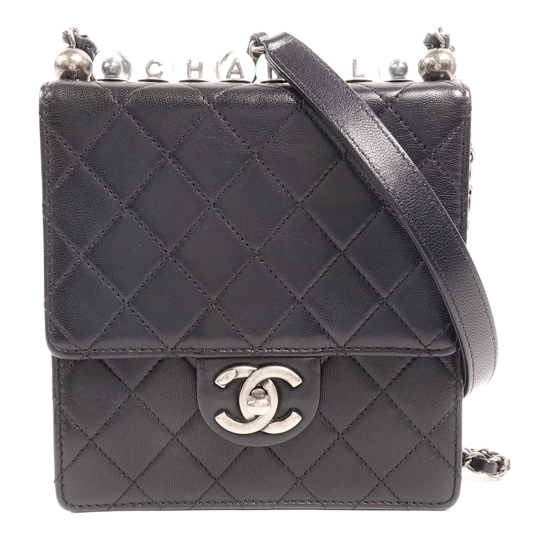 CHANEL AS0584 Matelasse Shoulder Bag Black Calfskin Pearl Chain: CHANEL AS0584 Matelasse Shoulder Bag Black Calfskin Pearl Chain CHANEL shoulder bag in black calfskin (cowhide) with a Matelasse Pearl Chain design and CC SHW styling. It features a turn lock closure,