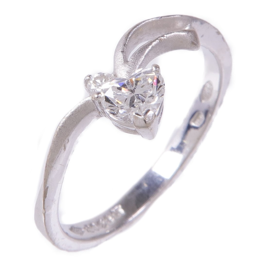 18K White Gold Diamond Ring US Size 6.25: 18K White Gold Diamond Ring US Size 6.25 Diamond ring crafted in 18K white gold with a clear diamond accent. This women's ring is a heavily used piece and includes no accessories. Specifications Item 