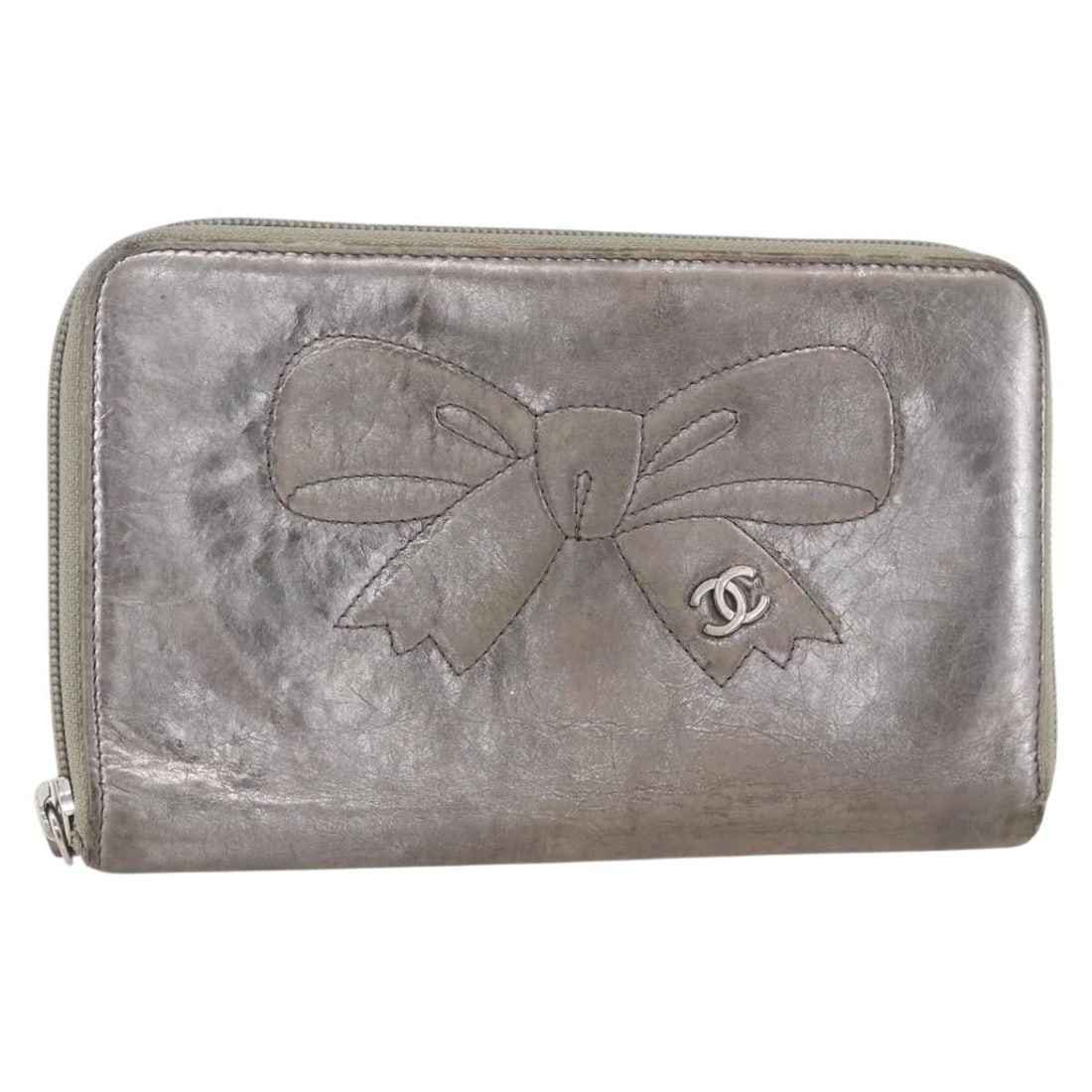 CHANEL Silver Leather Long Wallet Auth 153323 Italy: CHANEL Silver Leather Long Wallet Auth 153323 Italy This CHANEL Long Wallet is crafted from luxurious leather in a striking silver color, exuding elegance and style. Originating from Italy, this walle