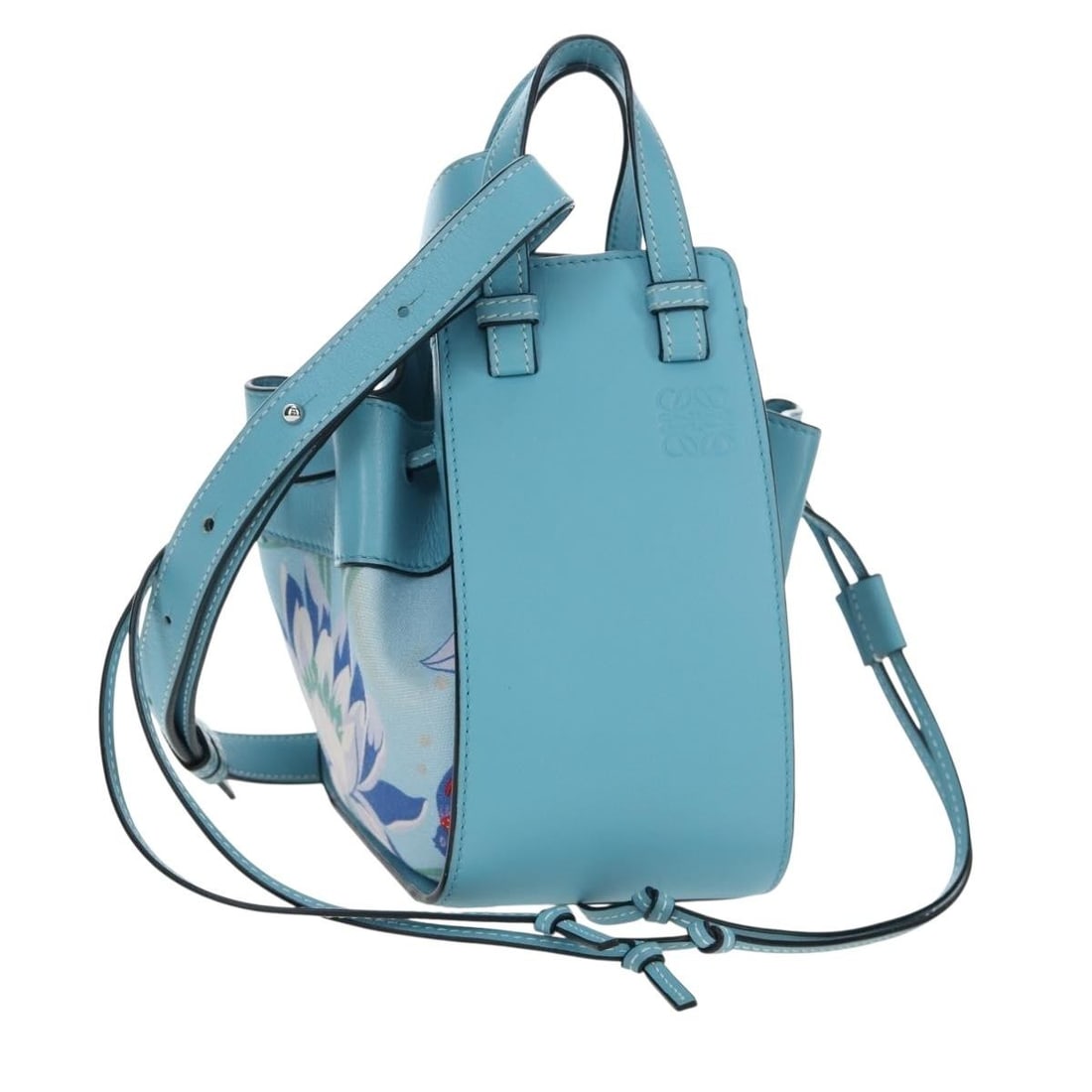 LOEWE Hammock leather handbag light blue with strap and dust bag: LOEWE Hammock leather handbag light blue with strap and dust bag LOEWE Hammock Flower handbag in light blue leather. This women's bag includes a dust bag and shoulder strap. Made in Spain. Condition i