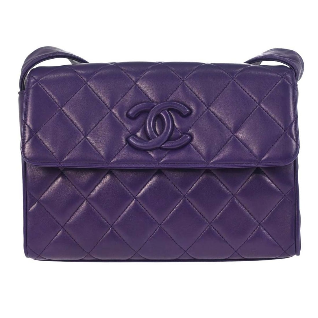CHANEL Classic Flap shoulder bag in purple lambskin leather: CHANEL Classic Flap shoulder bag in purple lambskin leather Chanel Straight Flap shoulder bag in purple lambskin leather with a matelasse quilted exterior and leather lining. Designed with a shoulder 