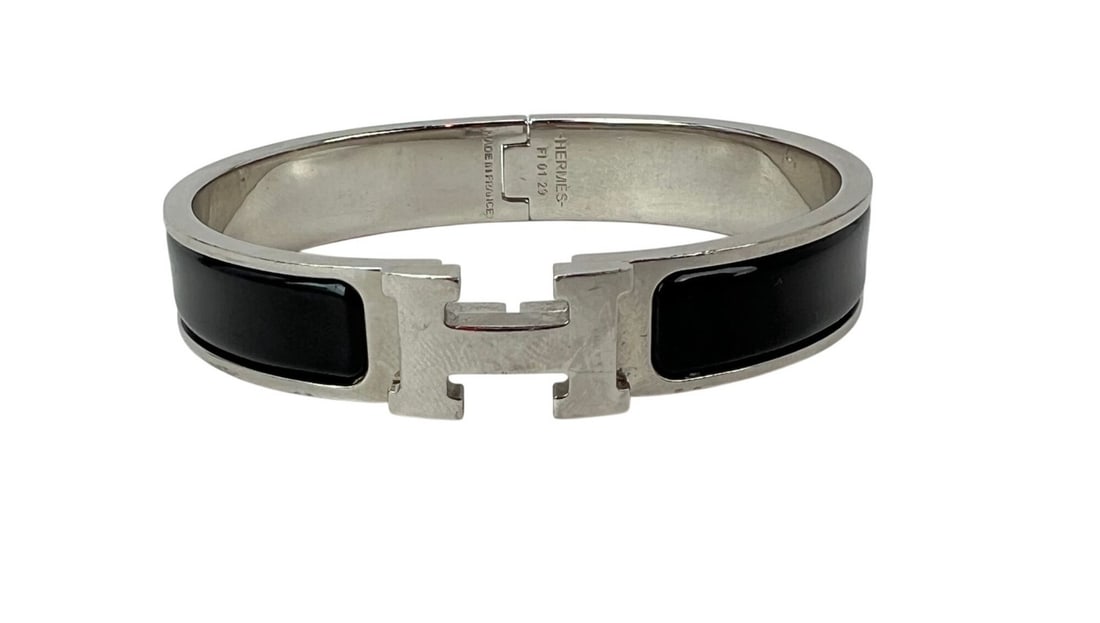 Hermes Clic H narrow enamel bangle bracelet black silver tone: Hermes Clic H narrow enamel bangle bracelet black silver tone Hermes Clic H narrow bangle bracelet in black enamel with a silver finish. This pre-owned bracelet is designed in the classic hinged bangl