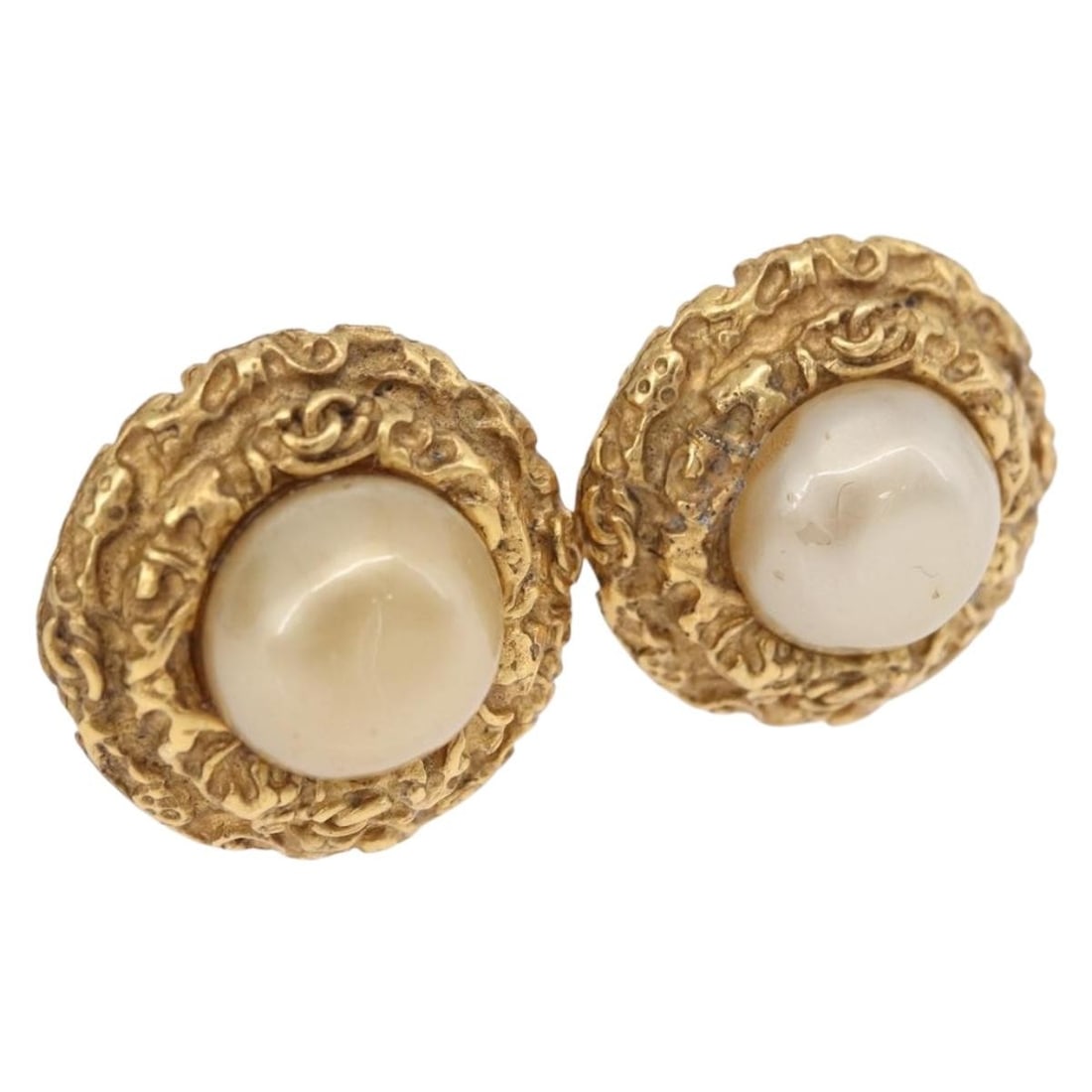 CHANEL CC Gold Tone Metal Earrings France: CHANEL CC Gold Tone Metal Earrings France Authentic CHANEL CC earrings in gold-tone metal, made in France. This pair includes the item box and shows heavy signs of use, including surface rubbing, scra