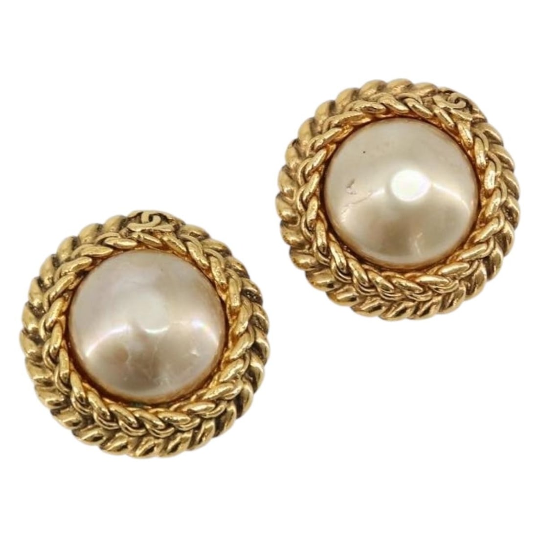 CHANEL CC Gold Tone Metal Earring France 25mm: CHANEL CC Gold Tone Metal Earring France 25mm Authentic CHANEL CC earrings in gold-tone metal, made in France. These women's earrings show visible wear from use, including slight rubbing, scratches, c