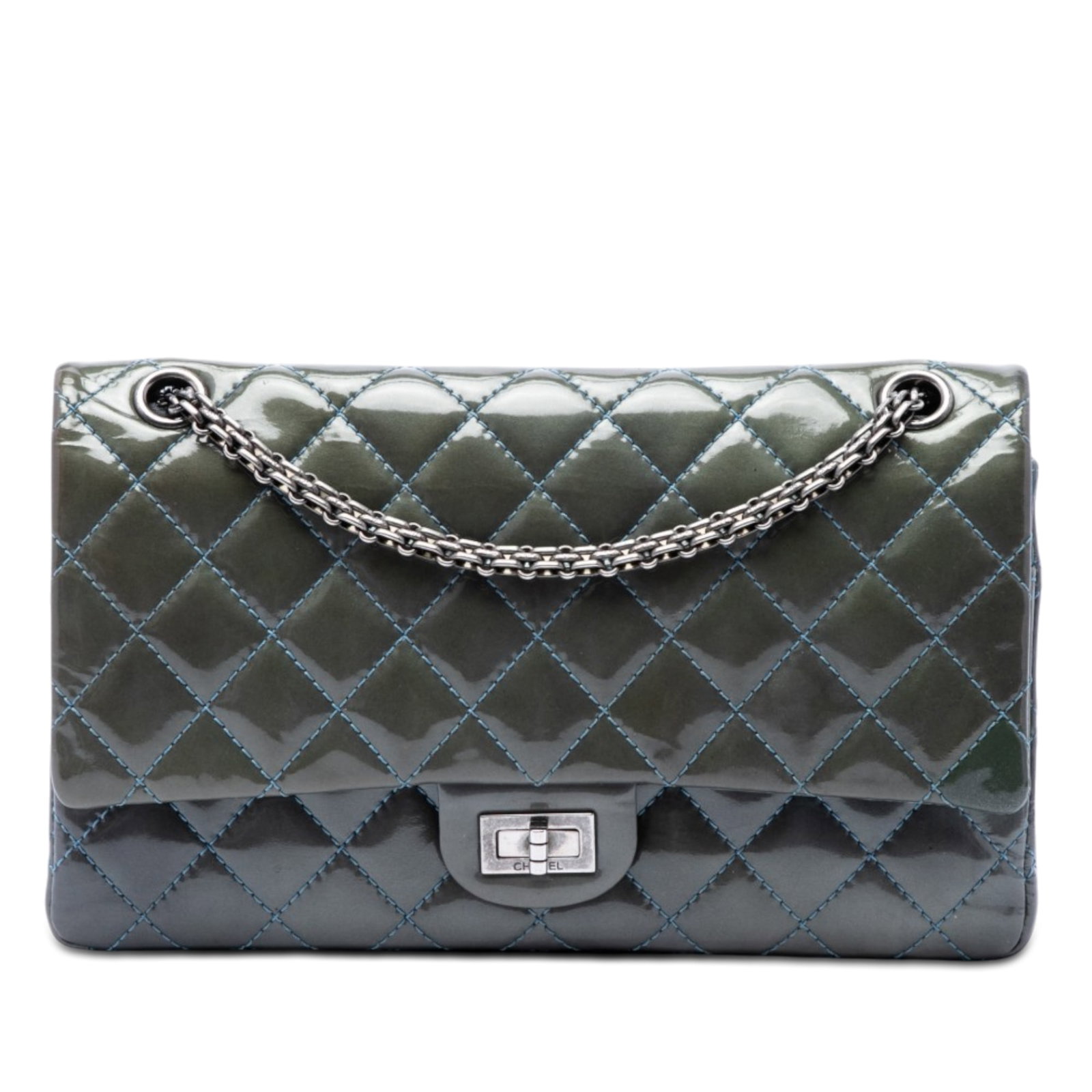 Chanel Reissue 2.55 226 patent leather double flap bag: Chanel Reissue 2.55 226 patent leather double flap bag Chanel Reissue 2.55 Double Flap 226 in green quilted patent leather with a chain link strap and signature twist-lock front flap. The bag includes