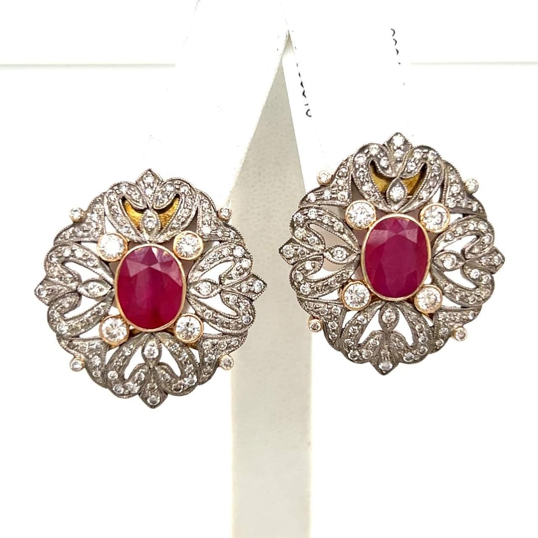 Stunning 18K Gold Silver Ruby Diamond Earrings 4.00 Ct: Stunning 18K Gold Silver Ruby Diamond Earrings 4.00 Ct These exquisite earrings are crafted from 18K yellow gold and silver, featuring a stunning combination of diamonds and rubies. Each earring is ad