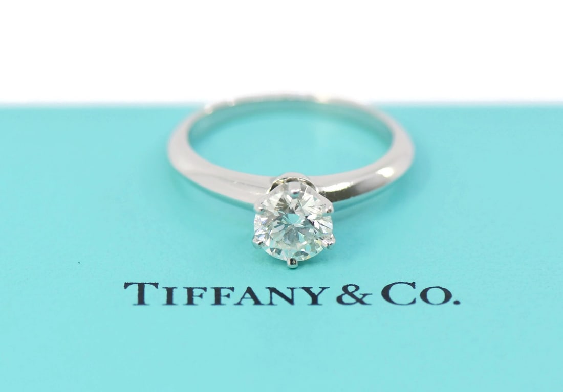 Tiffany & Co 0.88 CT H/VVS1 Diamond Platinum Solitaire Engagement Ring Size 6: Tiffany & Co 0.88 CT H/VVS1 Diamond Platinum Solitaire Engagement Ring Size 6 This stunning engagement ring from Tiffany & Co. features a brilliant 0.88 carat round diamond, graded H for color and VVS