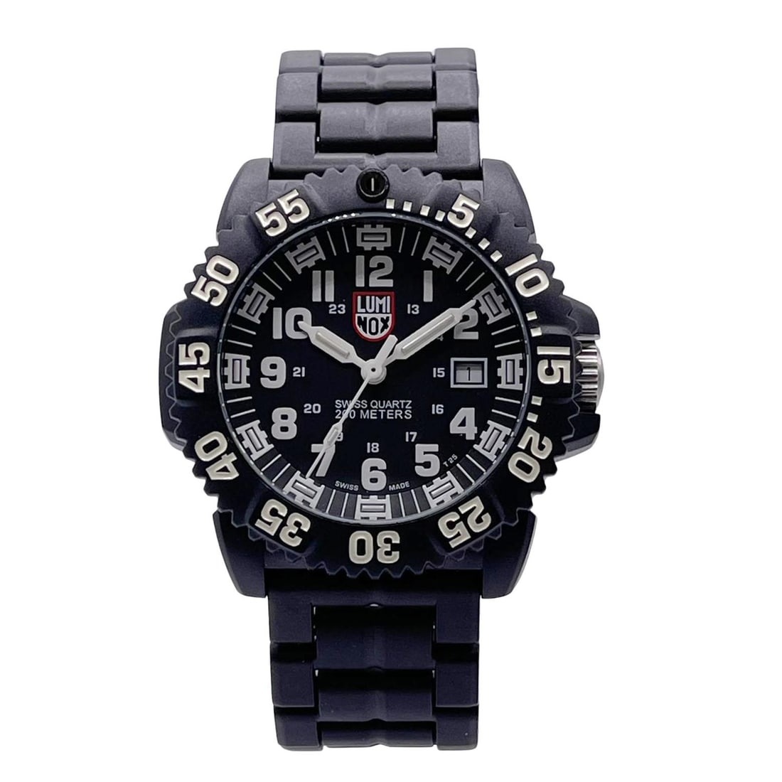 Luminox Navy SEAL Colormark 3052 mens 44mm quartz wristwatch: Luminox Navy SEAL Colormark 3052 mens 44mm quartz wristwatch Pre-owned Luminox Navy SEAL Colormark men's quartz wristwatch with a black dial and round 44 mm case. This Swiss made timepiece features a 
