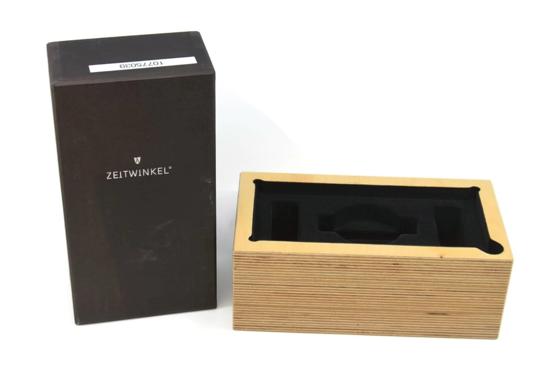 Brown Wood Presentation Case for Single Zeitwinkel Watch: Brown Wood Presentation Case for Single Zeitwinkel Watch This is a pre-owned Zeitwinkel presentation box designed to hold a single watch. Made from wood and finished in brown, it offers an elegant sto