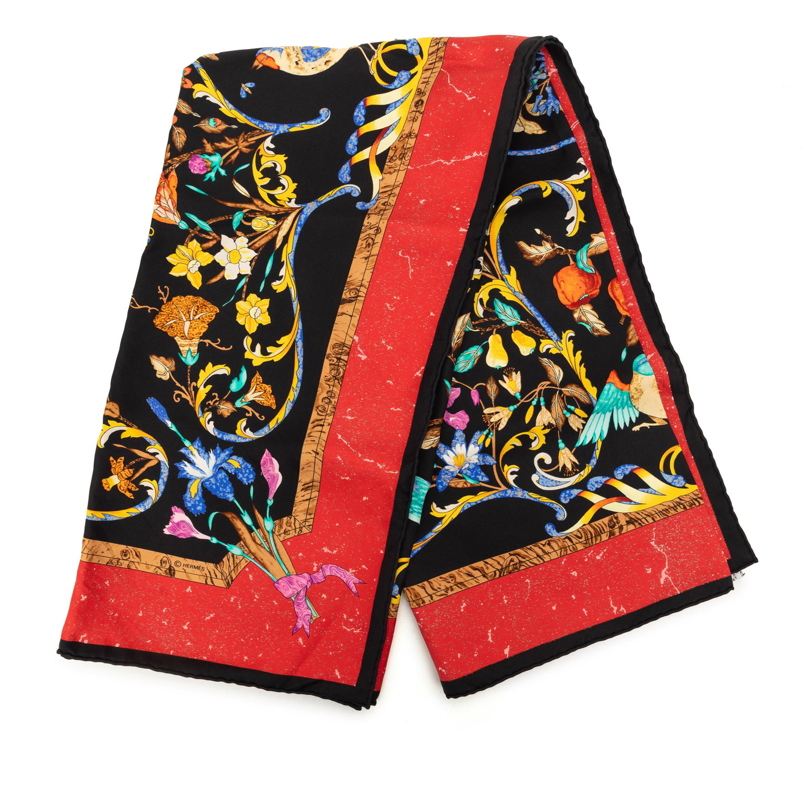 Hermes Pierres d Orient et d Occiden 90 Silk Scarf Black: Hermes Pierres d Orient et d Occiden 90 Silk Scarf Black Hermes Pierres d Orient et d Occiden Silk Scarf 90 featuring a printed design on silk. Made in France, this accessory is presented in black. Co