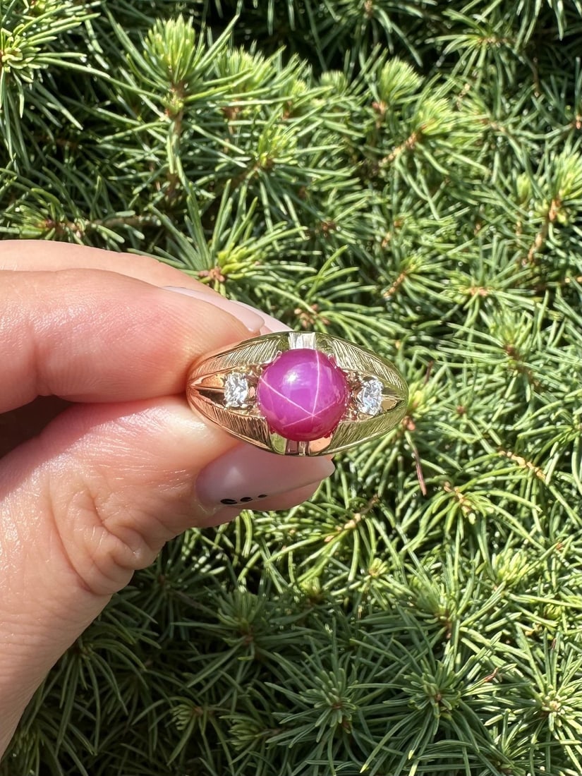Mens Vintage 14k Yellow Gold Ring with Star Ruby and Diamonds: Mens Vintage 14k Yellow Gold Ring with Star Ruby and Diamonds Vintage men's ring crafted in solid 14k yellow gold with a bark-textured design. The ring features a pinkish red man-made Linde Star Ruby 