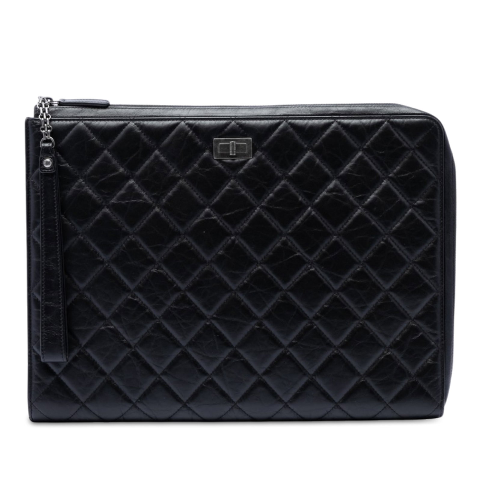 Chanel Reissue 2.55 Large calfskin wristlet pouch black: Chanel Reissue 2.55 Large calfskin wristlet pouch black Large Chanel Reissue 2.55 pouch in black aged calfskin with quilted detailing and a flat leather handle. The bag features a top zip closure with