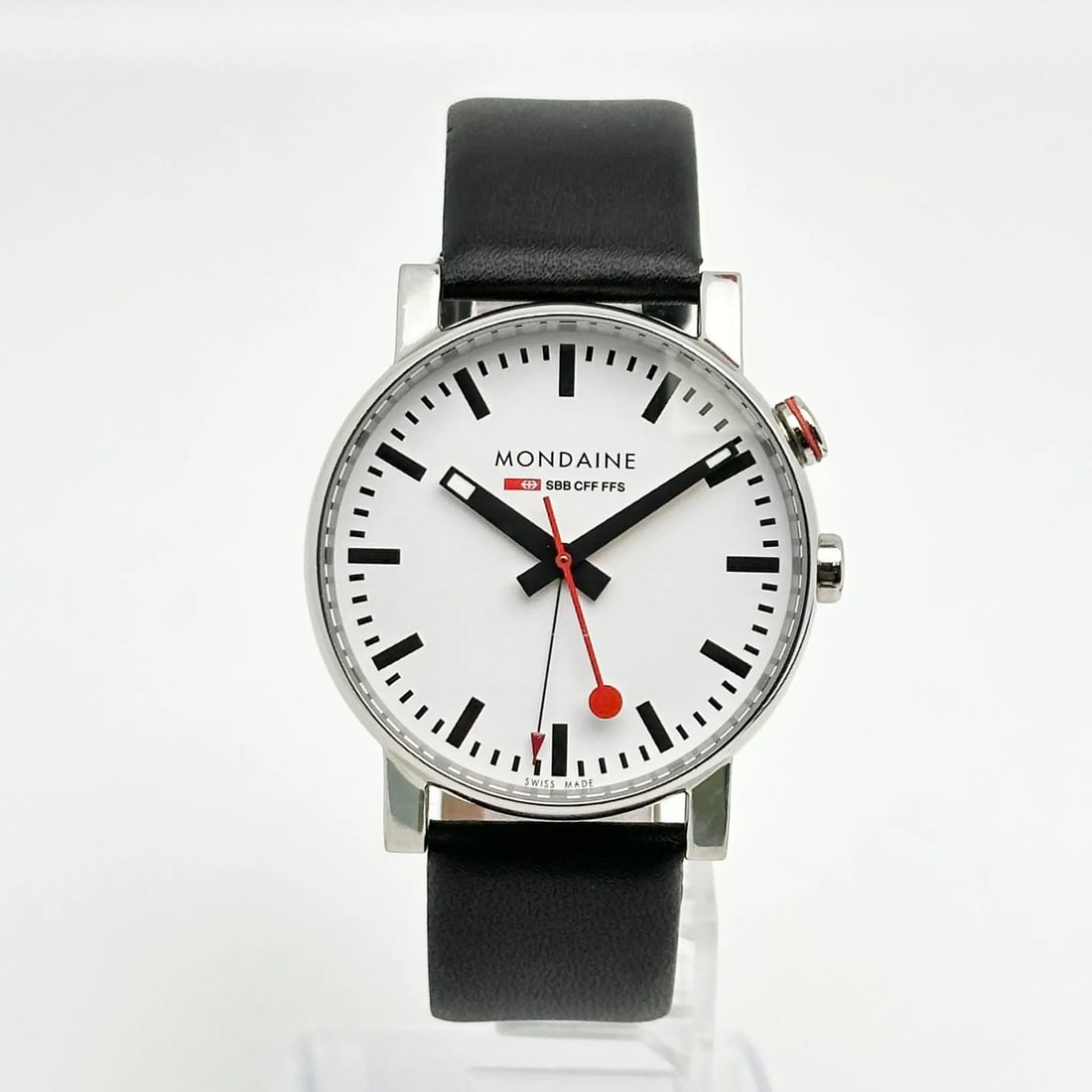 Mondaine Evo Big 40mm Steel White Dial Men's Quartz Watch A468-30352-11SBB: Mondaine Evo Big 40mm Steel White Dial Men's Quartz Watch A468-30352-11SBB Introducing the Mondaine Evo Big 40mm Steel White Dial Men's Quartz Watch, a timeless accessory designed for the modern gentl