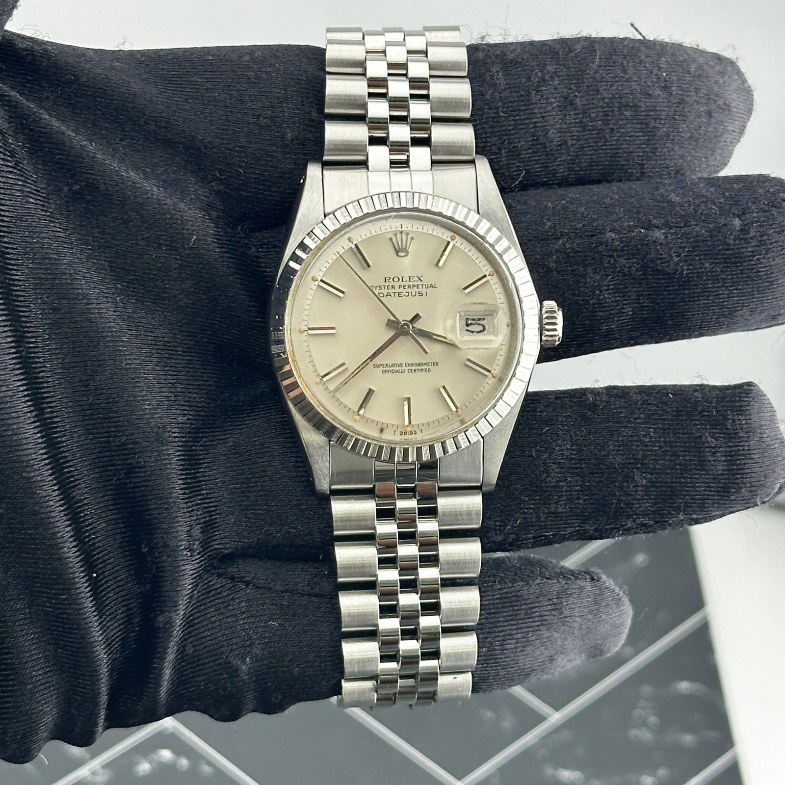 Rolex Datejust Ref 1603 Mens Watch Silver Stick Dial D Link Jubilee: Rolex Datejust Ref 1603 Mens Watch Silver Stick Dial D Link Jubilee Rolex Datejust wristwatch featuring a silver stick dial, an engine-turned bezel, and a D-Link Jubilee bracelet. This men's watch is 