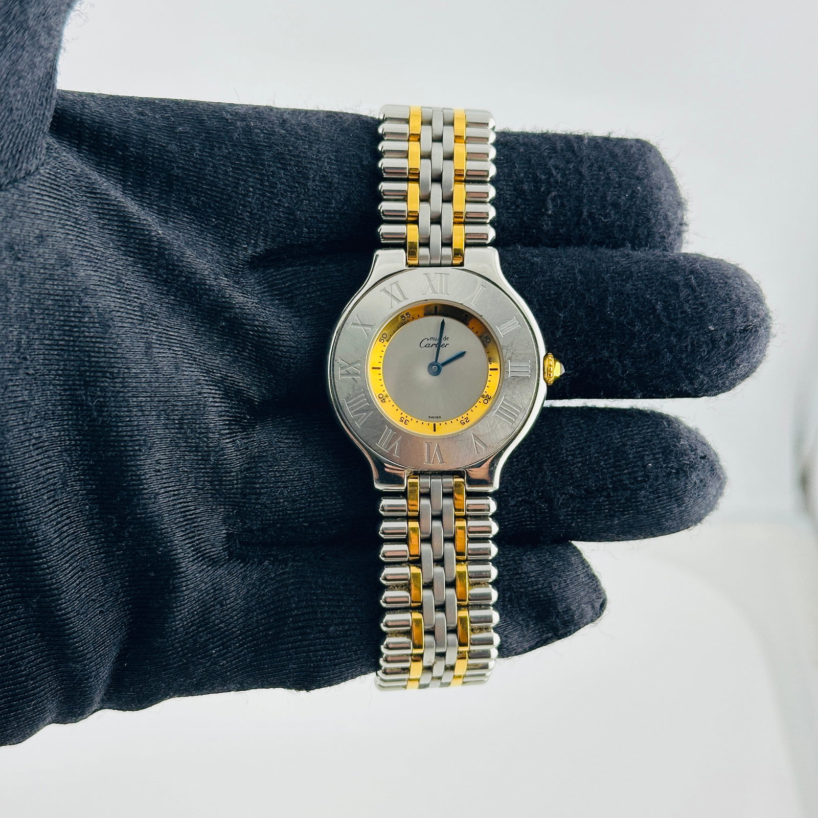 Cartier Must 21 Unisex Watch Silver Dial 2-Tone Bracelet Ref 1330 W10074F4: Cartier Must 21 Unisex Watch Silver Dial 2-Tone Bracelet Ref 1330 W10074F4 Cartier Must 21 wristwatch featuring a silver dial, Roman numeral bezel, and a 2-tone bracelet. This unisex model is identifi