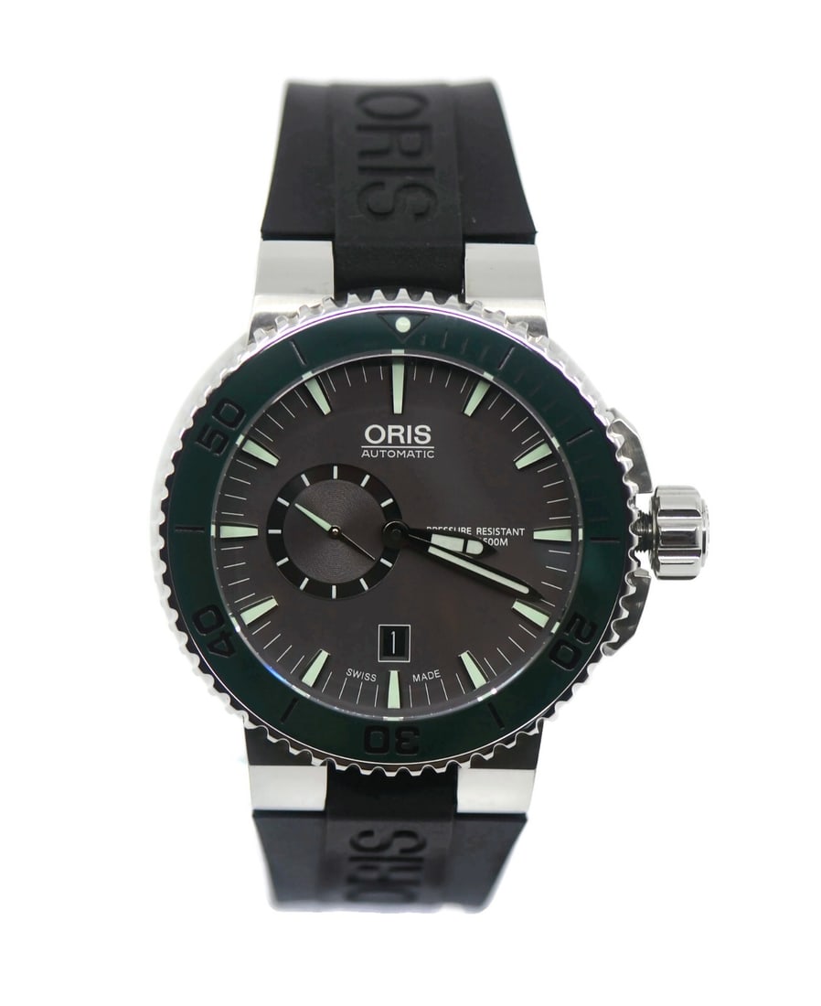 Oris Aquis Small Second Automatic Watch Green Bezel Black Rubber Band: Oris Aquis Small Second Automatic Watch Green Bezel Black Rubber Band This Oris Aquis Small Second wristwatch combines elegance with functionality. Featuring a striking green bezel and a gray dial, th