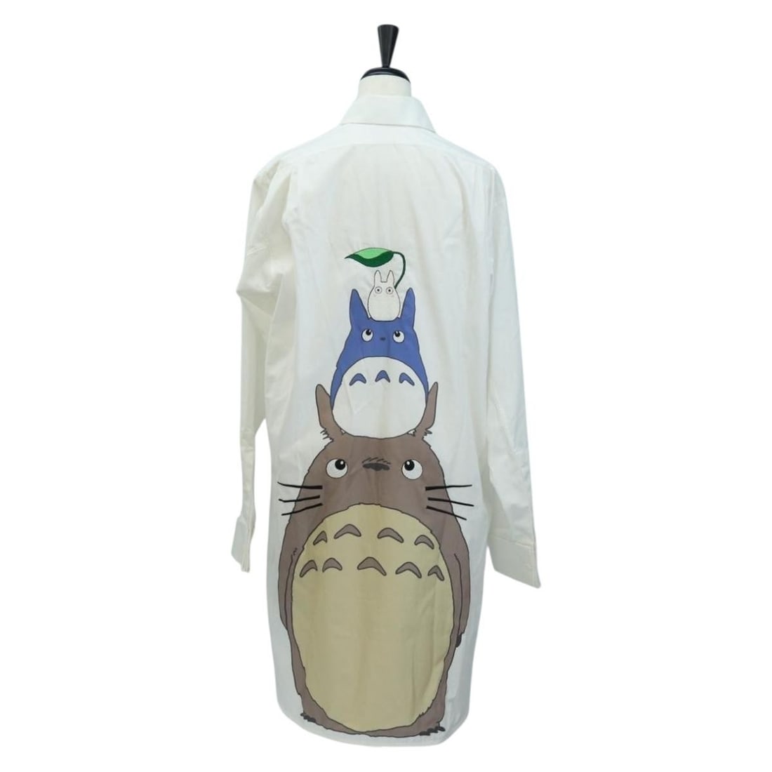 Womens Cotton Shirt LOEWE x Studio Ghibli Totoro White Size 34: Womens Cotton Shirt LOEWE x Studio Ghibli Totoro White Size 34 Women's LOEWE x Studio Ghibli My Neighbor Totoro cotton shirt in white. Made in Italy, this shirt is presented in pristine condition with