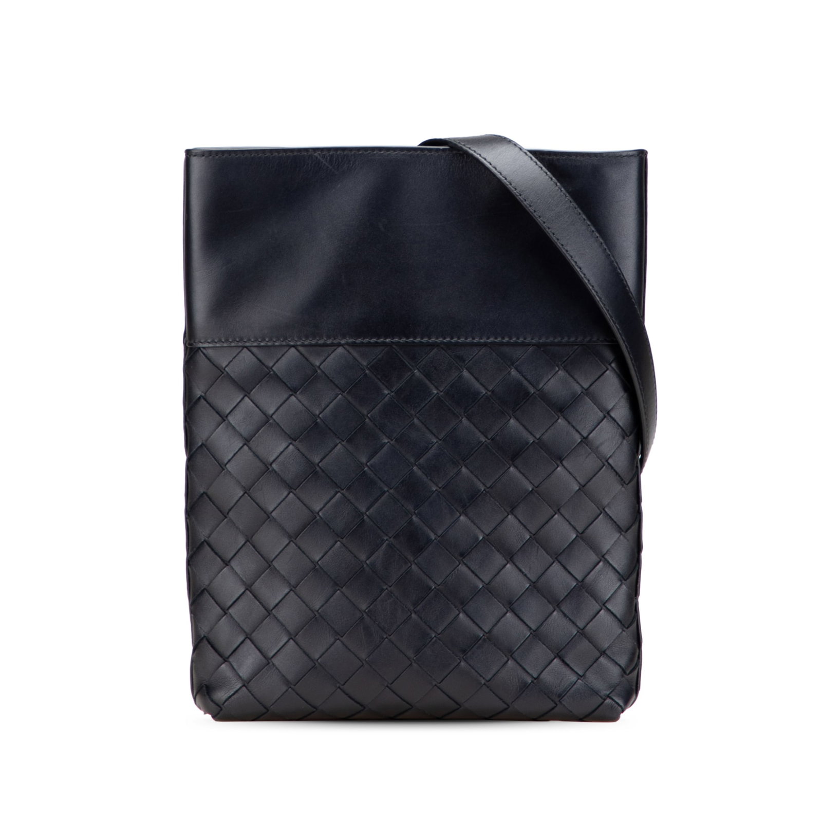 Bottega Veneta Nappa Intrecciato Black Leather Messenger Bag: Bottega Veneta Nappa Intrecciato Black Leather Messenger Bag This stylish Bottega Veneta Nappa Intrecciato Messenger Bag features a sophisticated woven leather body in classic black. Designed with pra