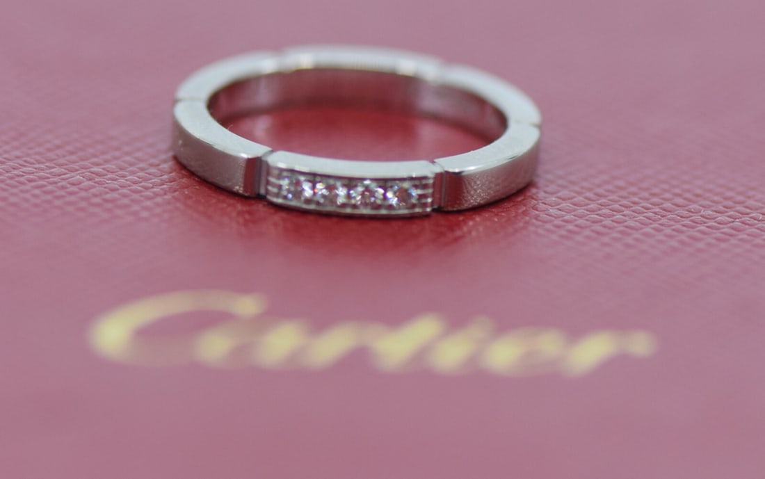 Cartier Maillon Panthere 18K White Gold Diamond Ring Size 48: Cartier Maillon Panthere 18K White Gold Diamond Ring Size 48 This exquisite Cartier Maillon Panthere Diamond Ring is crafted from luxurious 18K white gold, featuring a stunning diamond centerpiece in 