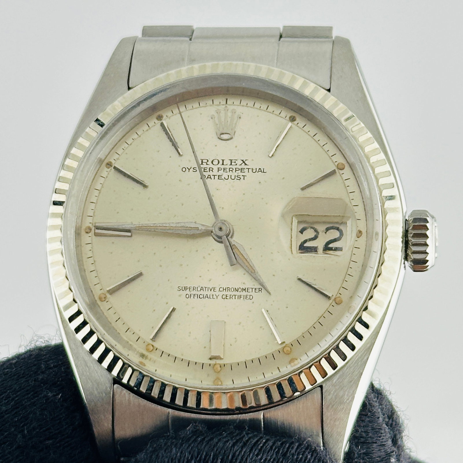 Rolex Datejust 1601 mens watch silver stick dial fluted bezel: Rolex Datejust 1601 mens watch silver stick dial fluted bezel This Rolex Datejust is a men's watch featuring a silver stick dial with visible spots. It has a fluted bezel and comes with a folded Oyste