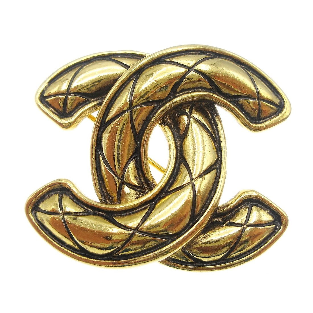 CHANEL CC Logo Quilted Gold Plated Brooch Pin 1153: CHANEL CC Logo Quilted Gold Plated Brooch Pin 1153 Gold-plated CHANEL brooch pin featuring the quilted interlocking CC logo design. Made in France, this logo-themed piece shows reasonable wear and tea