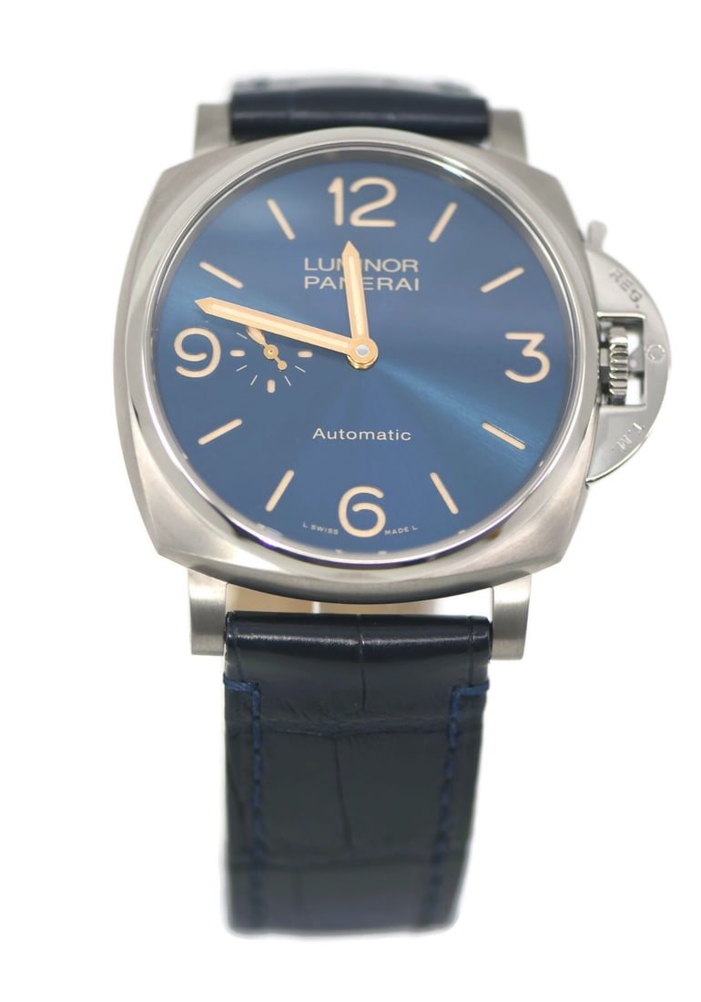 Panerai PAM729 Luminor 3 Day titanium wristwatch with box papers: Panerai PAM729 Luminor 3 Day titanium wristwatch with box papers Pre-owned Panerai Luminor 3 Day wristwatch, reference PAM729, with automatic mechanical movement and analog blue dial. This men's watch