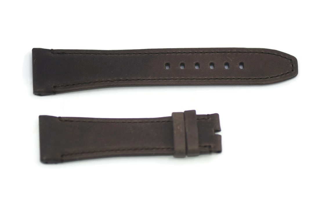 Audemars Piguet wristwatch band brown leather 22 mm strap: Audemars Piguet wristwatch band brown leather 22 mm strap Pre-owned Audemars Piguet wristwatch band in brown leather with a smooth finish. Made in Switzerland, this strap is designed with a 22 mm band