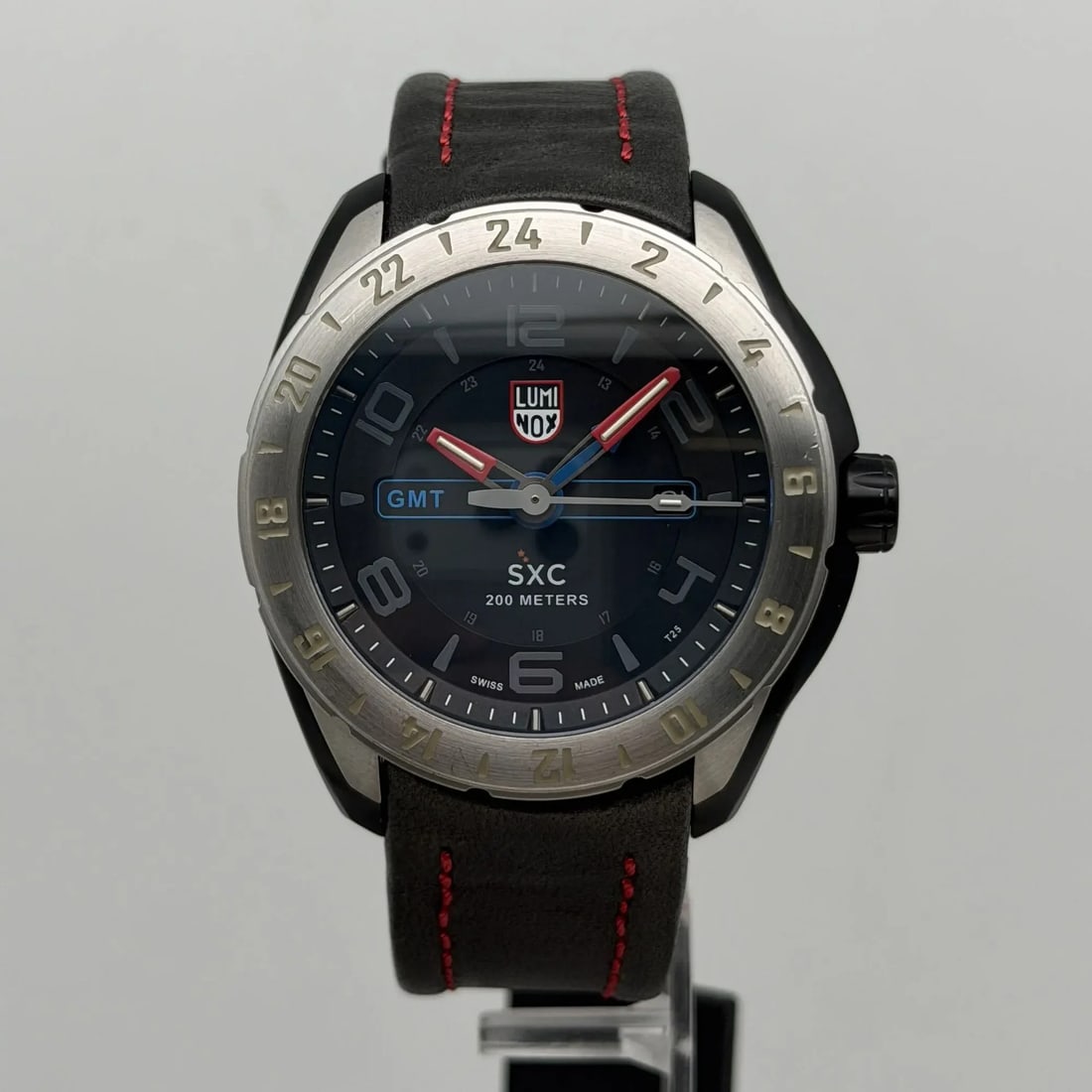 Luminox Space SXC men's quartz watch 45mm black dial GMT: Luminox Space SXC men's quartz watch 45mm black dial GMT Pre-owned Luminox Space SXC GMT wristwatch with a black dial, stainless steel case, and black leather two-piece strap. This men's analog quartz