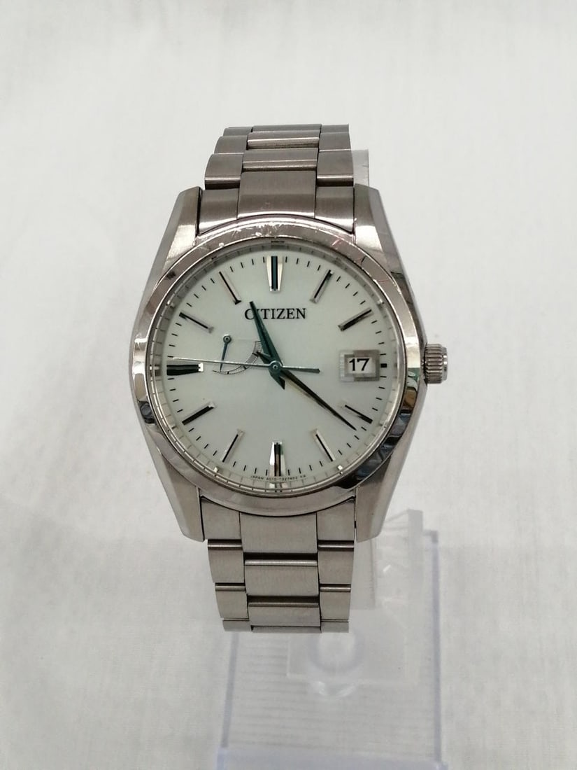 Citizen A010-T017983 mens stainless steel solar radio wristwatch: Citizen A010-T017983 mens stainless steel solar radio wristwatch Citizen men's wristwatch featuring a stainless steel case and stainless steel band. This model uses a solar-powered, radio-controlled m
