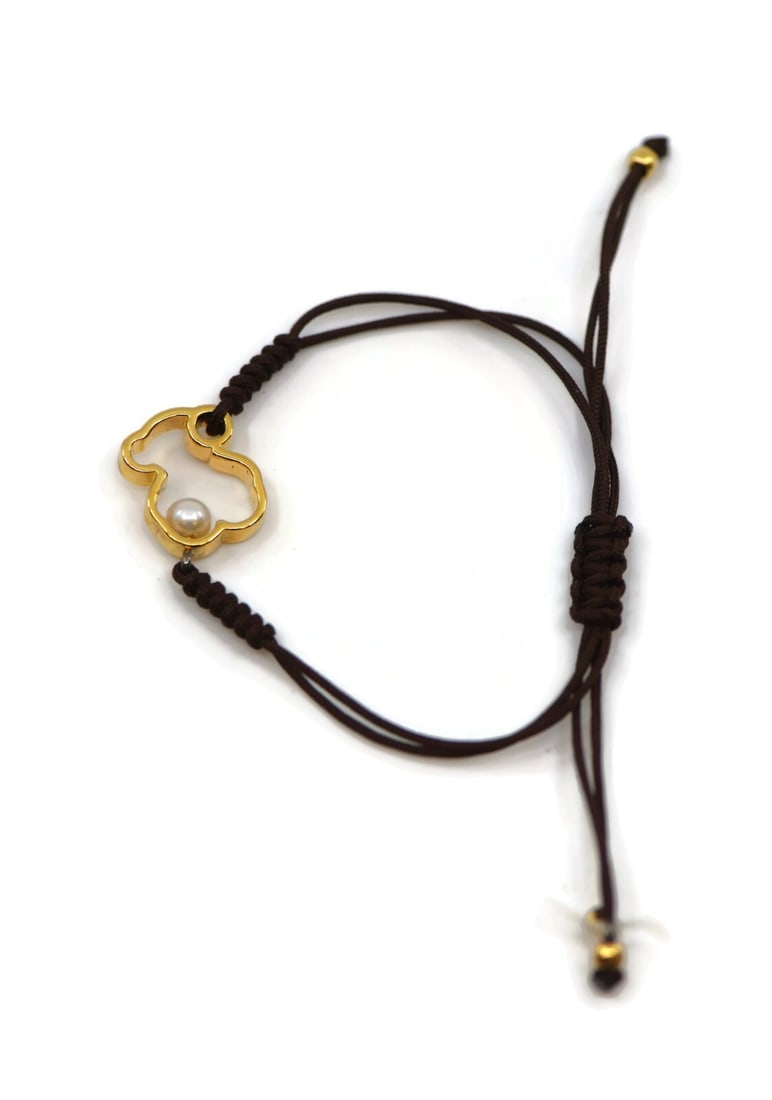 Tous Charm Bracelet with Brown Pearl in 18K Yellow Gold: Tous Charm Bracelet with Brown Pearl in 18K Yellow Gold This exquisite bracelet from Tous features a charming design adorned with a lustrous brown pearl, set against a backdrop of 18K yellow gold. The